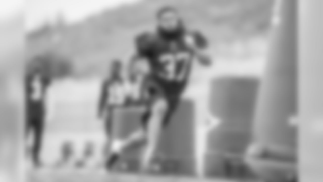 Running back (37) Matt Colburn of the Los Angeles Rams works out on the field during Phase II of the offseason program, Wednesday, May 15, 2019, in Thousand Oaks, CA. (Jeff Lewis/Rams)