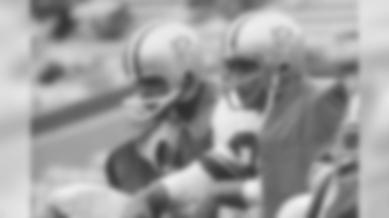 Chicago Bears' running back Gale Sayers #40 and Los Angeles Rams' Dick Bass #22 in the 1967 NFL Pro Bowl at the Los Angeles Memorial Coliseum on January 22, 1967. The East defeated the West 20-10. (AP Photo/NFL Photos)