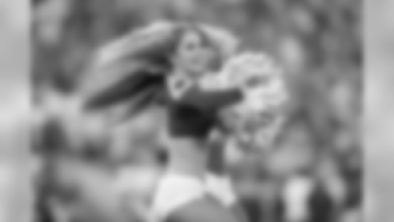 Los Angeles Rams cheerleaders cheer during the Rams 38-31 victory over the Vikings in an NFL Week 4 Thursday Night Football game, Thursday, September 27, 2018, in Los Angeles, CA. (Jeff Lewis/Rams)