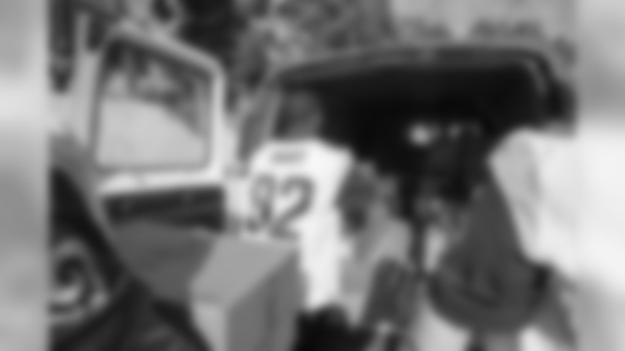 Defensive tackle (92) Tanzel Smart of the Los Angeles Rams distributes hams for the holidays to families in need and local non-profits in the Von's parking lot, Tuesday, December 18, 2018, in Inglewood, CA. (Jeff Lewis/Rams)