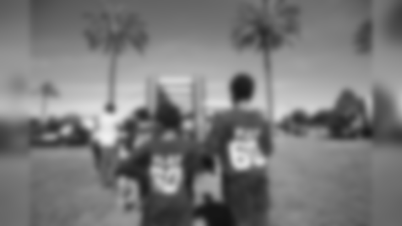 The Los Angeles Rams host a Play60 event with local community volunteers and families on Los Angeles Air Force Base Fort MacArthur. Rampage and USO volunteers lend a helping hand during on field obstacles. Saturday, April 6, 2019 in Los Angeles, CA. (Will Navarro/Rams)