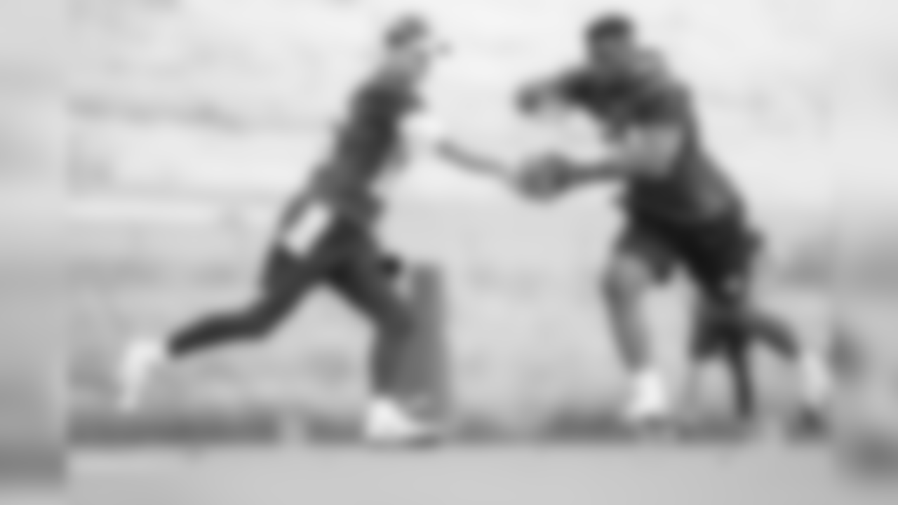 Quarterback (16) Jared Goff of the Los Angeles Rams hands the ball off to (34) Malcolm Brown during work outs on Day 1 of Phase II of the offseason workouts, Monday, April 29, 2019, in Thousand Oaks, CA. (Jeff Lewis/Rams)