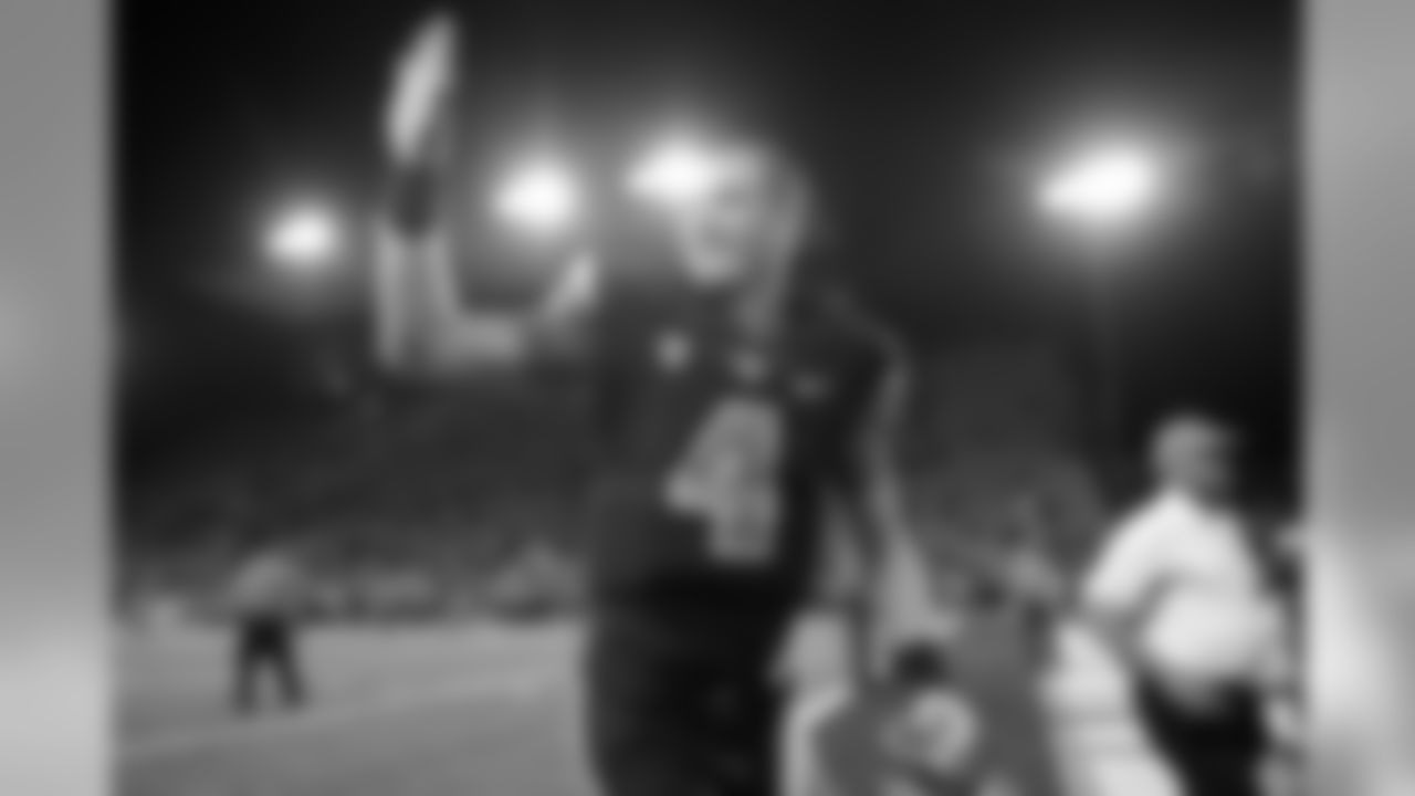 Oregon State quarterback Sean Mannion (4) waves to fans after a game against San Diego State in a NCAA college football game in Corvallis, Ore., Saturday, Sept. 20, 2014. (AP Photo/Troy Wayrynen)