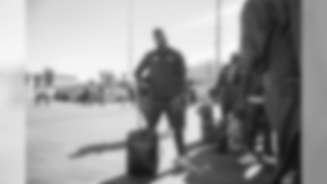 Safety (43) John Johnson III of the Los Angeles Rams gets on the plane at LAX to fly to Atlanta for Super Bowl LIII, Sunday, January 27, 2019, in Los Angeles, CA. (Jeff Lewis/Rams)