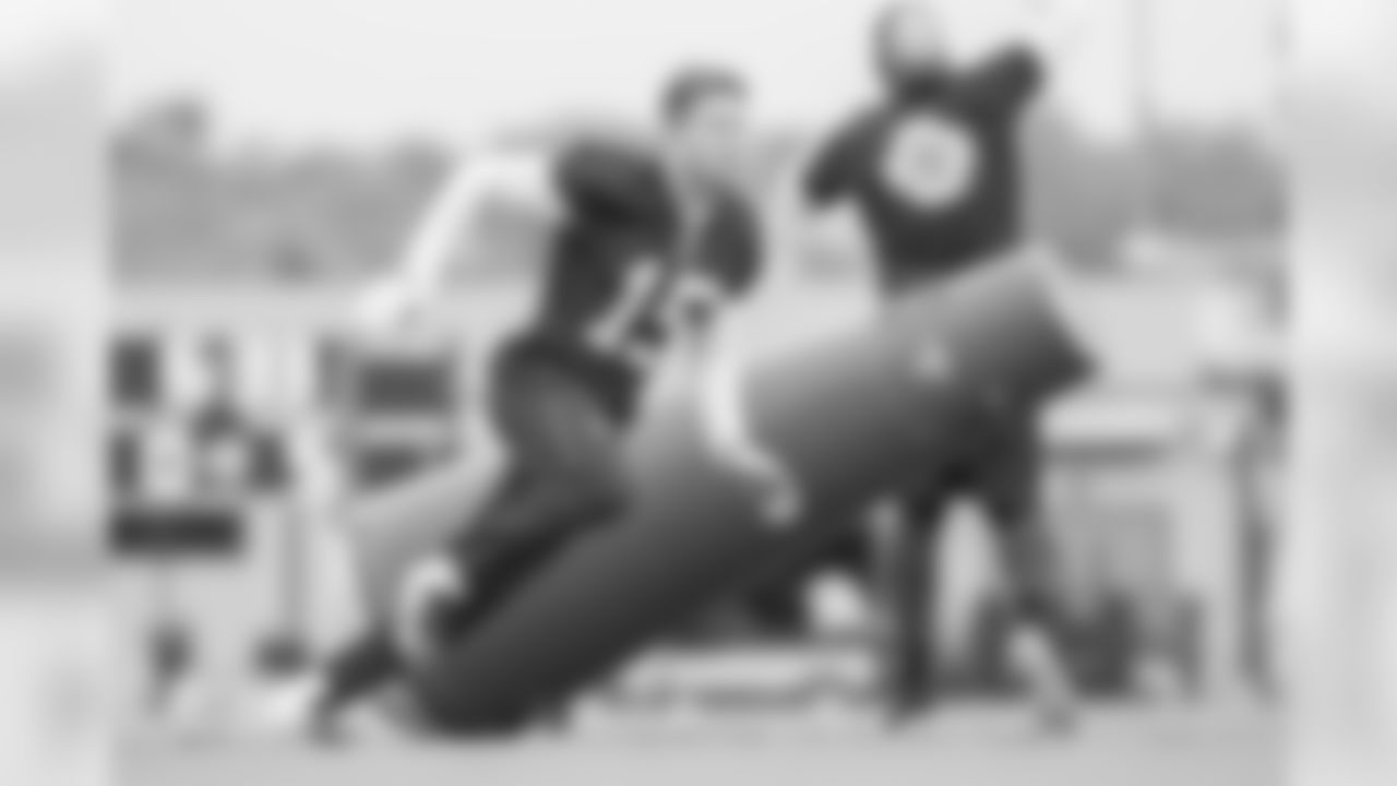 Wide receiver (15) Alex Bachman of the Los Angeles Rams works out on the field during Phase II of the offseason program, Wednesday, May 15, 2019, in Thousand Oaks, CA. (Jeff Lewis/Rams)