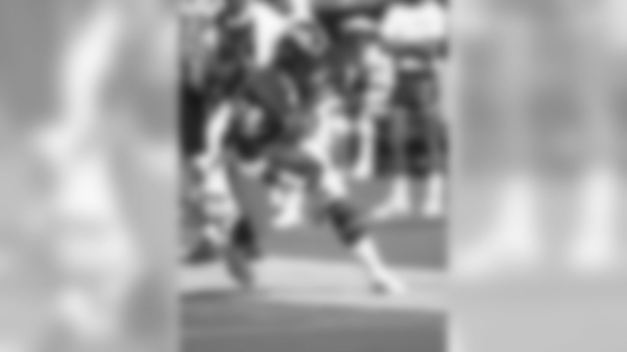Eric Dickerson steps out of bounds while running the ball during the NFL Pro Bowl in Honolulu, Hawaii on January 29, 1984. The NFC won the game 45-3. (AP Photo/Paul Spinelli)