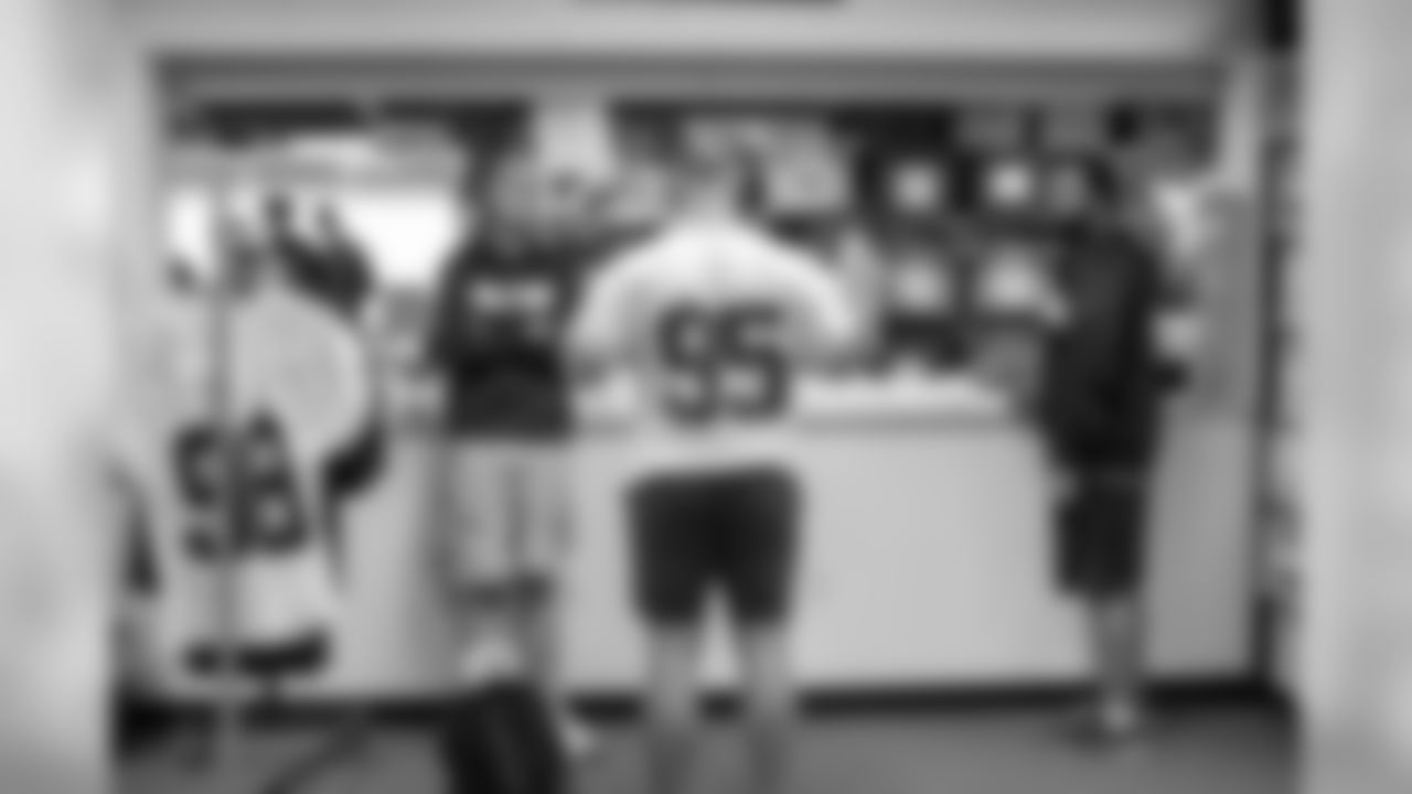 Linebacker (95) Troy Reeder of the Los Angeles Rams arrives at Cal Lu to see his locker and try on his equipment, Monday, May 13, 2019, in Thousand Oaks, CA. (Jeff Lewis/Rams)