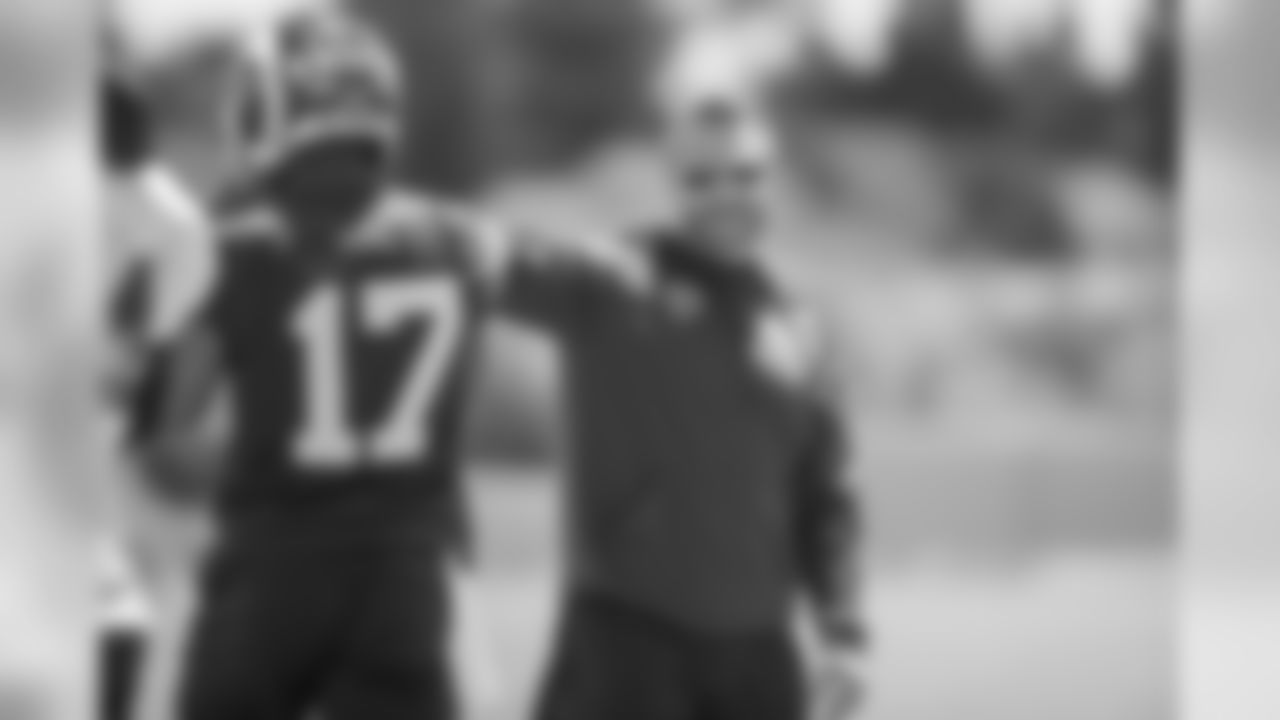 Head coach Sean McVay of the Los Angeles Rams coaches (17) Robert woods during practice during OTA's, Monday, May 20 2019, in Thousand Oaks, CA. (Jeff Lewis/Rams)