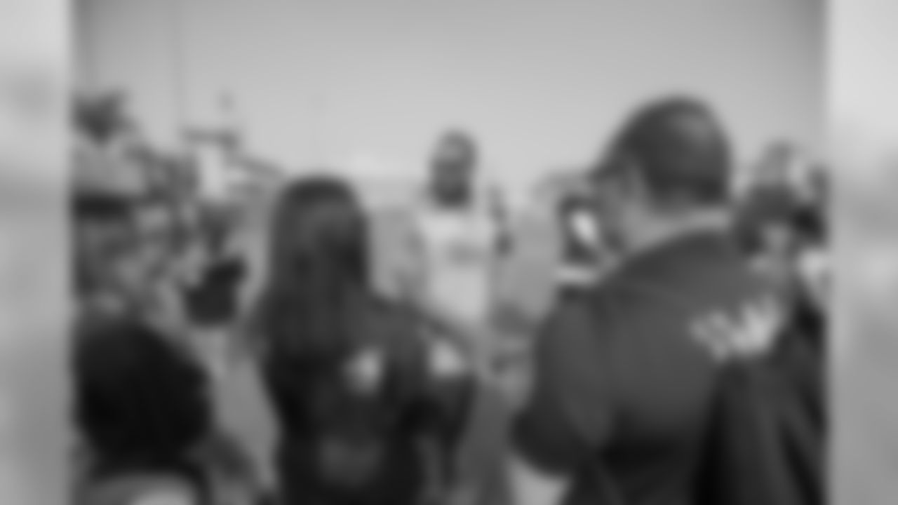 Aubrey Pleasant of the Los Angeles Rams greets Tragedy Assistance Program for Survivors families after a walk through , Saturday, November 10, 2018, in Los Angeles, CA. (Jeff Lewis/Rams)