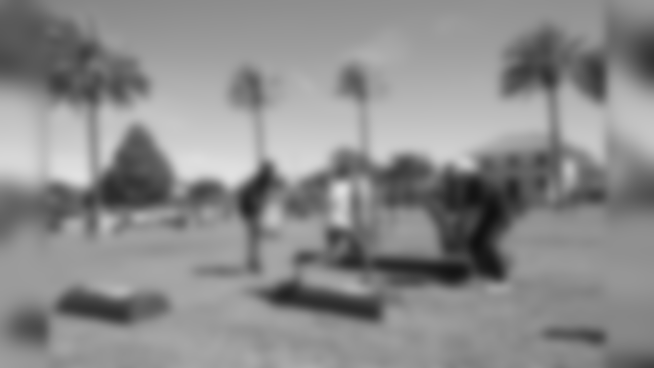 The Los Angeles Rams host a Play60 event with local community volunteers and families on Los Angeles Air Force Base Fort MacArthur. Rampage and USO volunteers lend a helping hand during on field obstacles. Saturday, April 6, 2019 in Los Angeles, CA. (Will Navarro/Rams)
