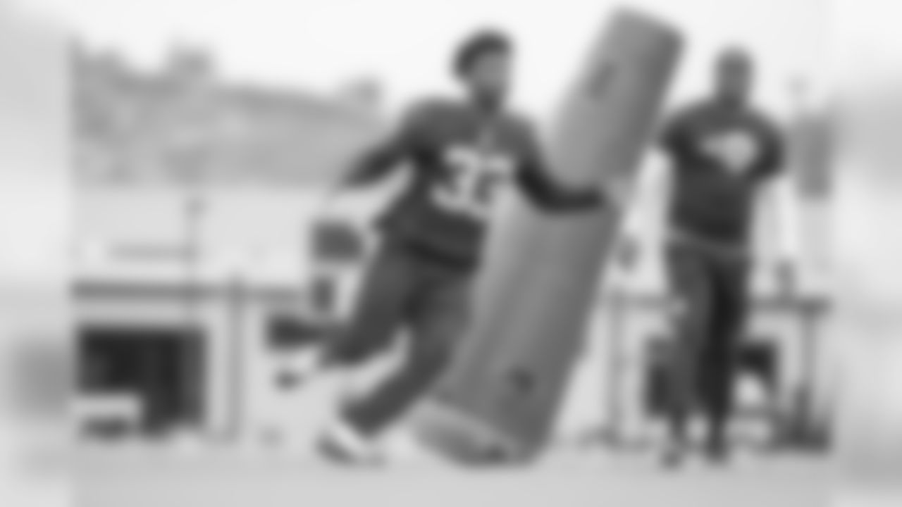 Running back (33) Justin Davis of the Los Angeles Rams works out on the field during Phase II of the offseason program, Wednesday, May 15, 2019, in Thousand Oaks, CA. (Jeff Lewis/Rams)