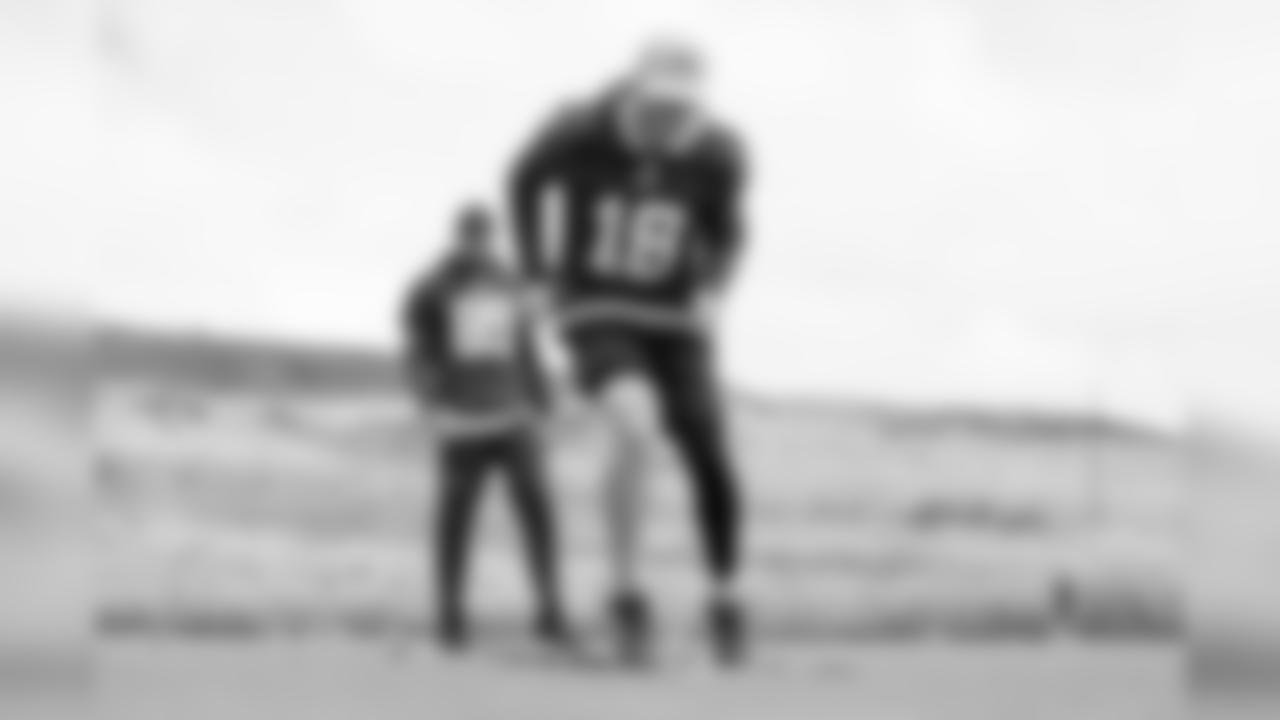 Wide receiver (18) Cooper Kupp of the Los Angeles Rams works out on day 2 of Phase II of the offseason program workouts, Tuesday, April 30, 2019, in Thousand Oaks, CA. (Jeff Lewis/Rams)