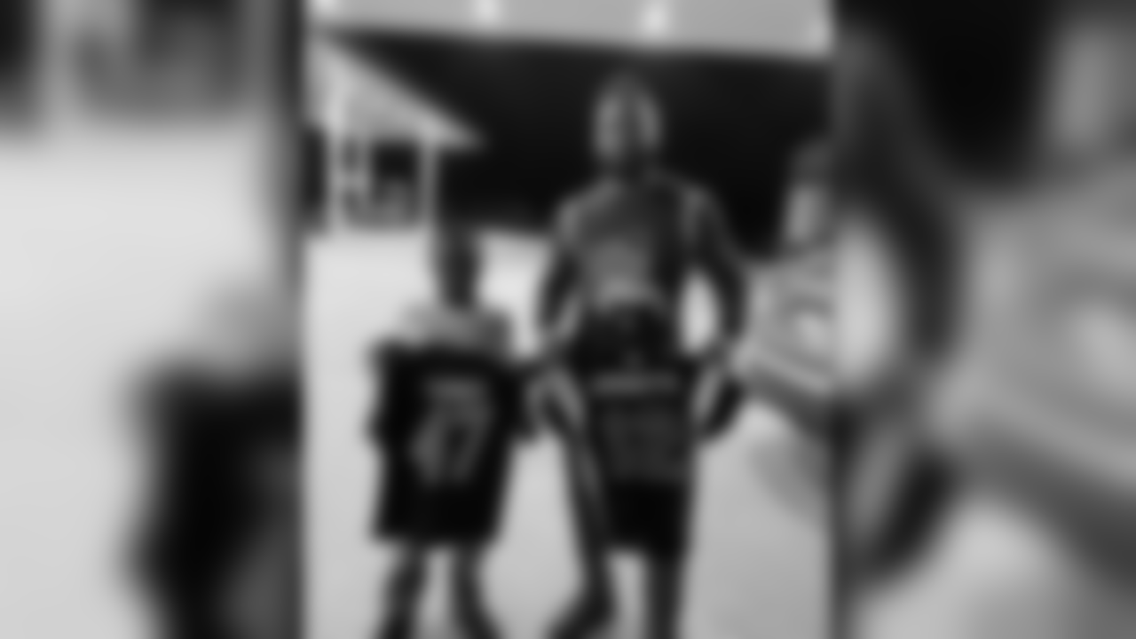 @delanceturner (De'Lance Turner) Had to get that signed jersey off my guy Haedyn.. it won’t be long till y’all see him in the league, no cap! He used to be front row at all my games in high school and it’s amazing to see him ball out the way he been ballin since flag football. He said he wanna go to auburn so i would advise @auburnfootball to send that offer now! #FilmDontLie #ExcuseHisMommaYelling 😂