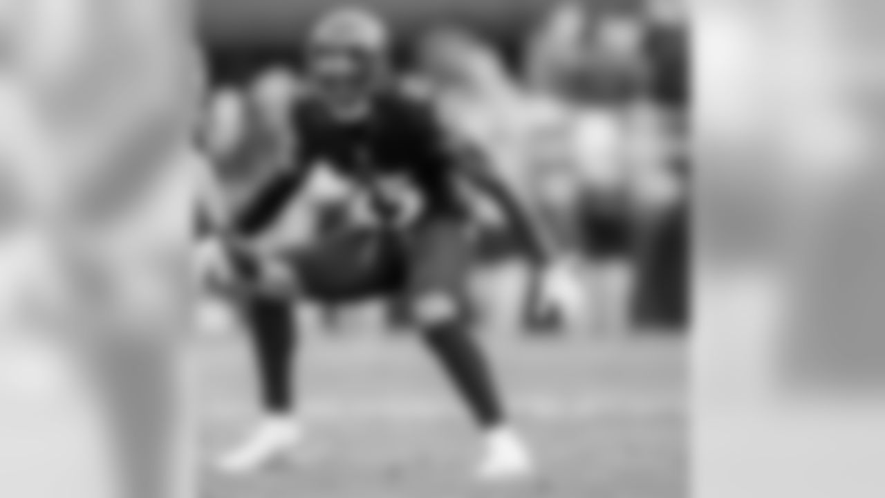 @2five.nl (Tavon Young) In tune with the grass π