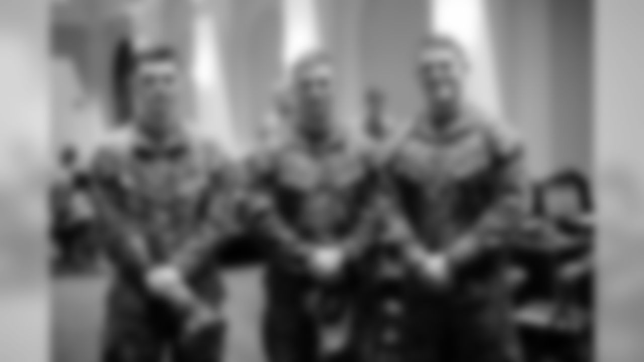 112718Salute020
