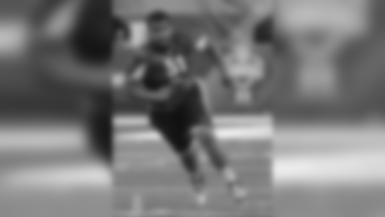 Kentucky offensive lineman Larry Warford runs a drill during the NFL football scouting combine in Indianapolis, Saturday, Feb. 23, 2013. (AP Photo/Dave Martin)
