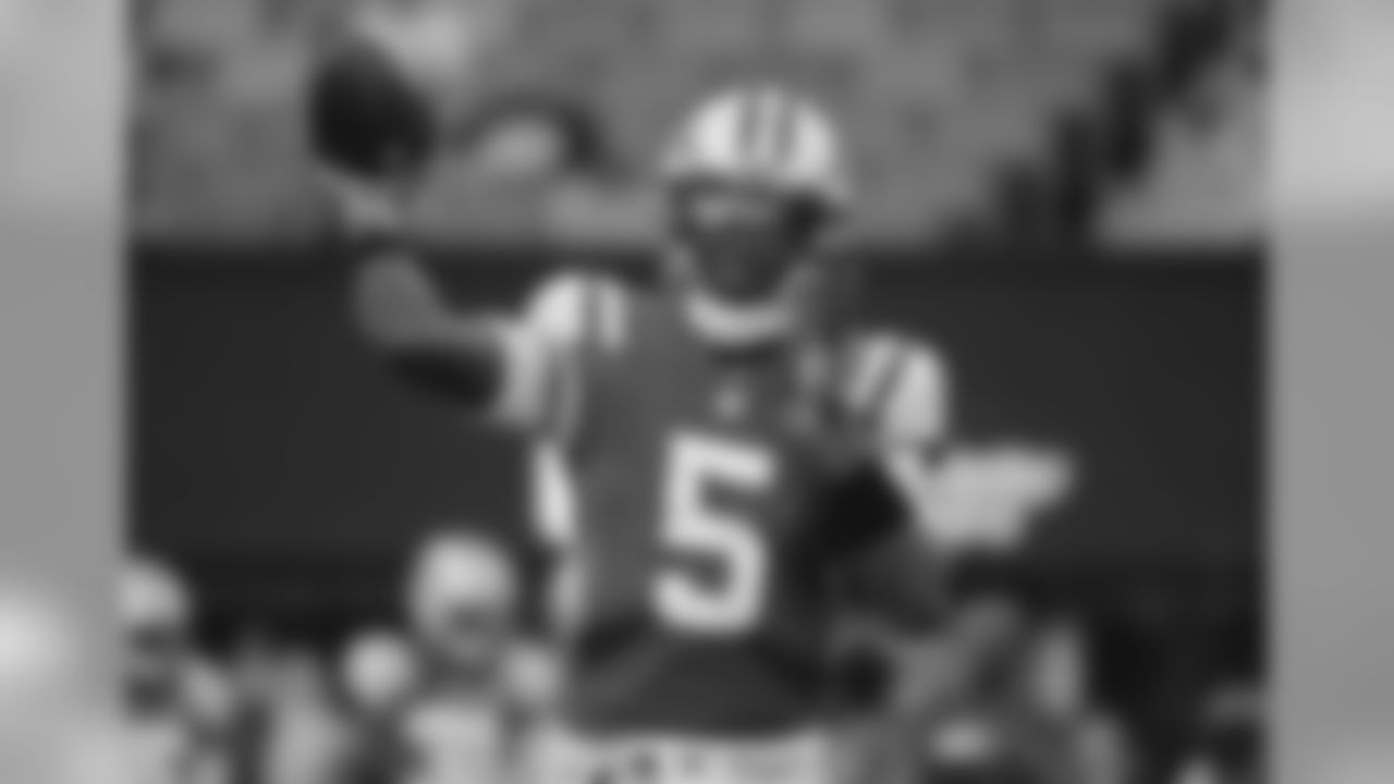 New York Jets quarterback Teddy Bridgewater (5) warms up before an NFL football game against the New York Giants, Friday, Aug. 24, 2018, in East Rutherford, N.J. (AP Photo/Julio Cortez)