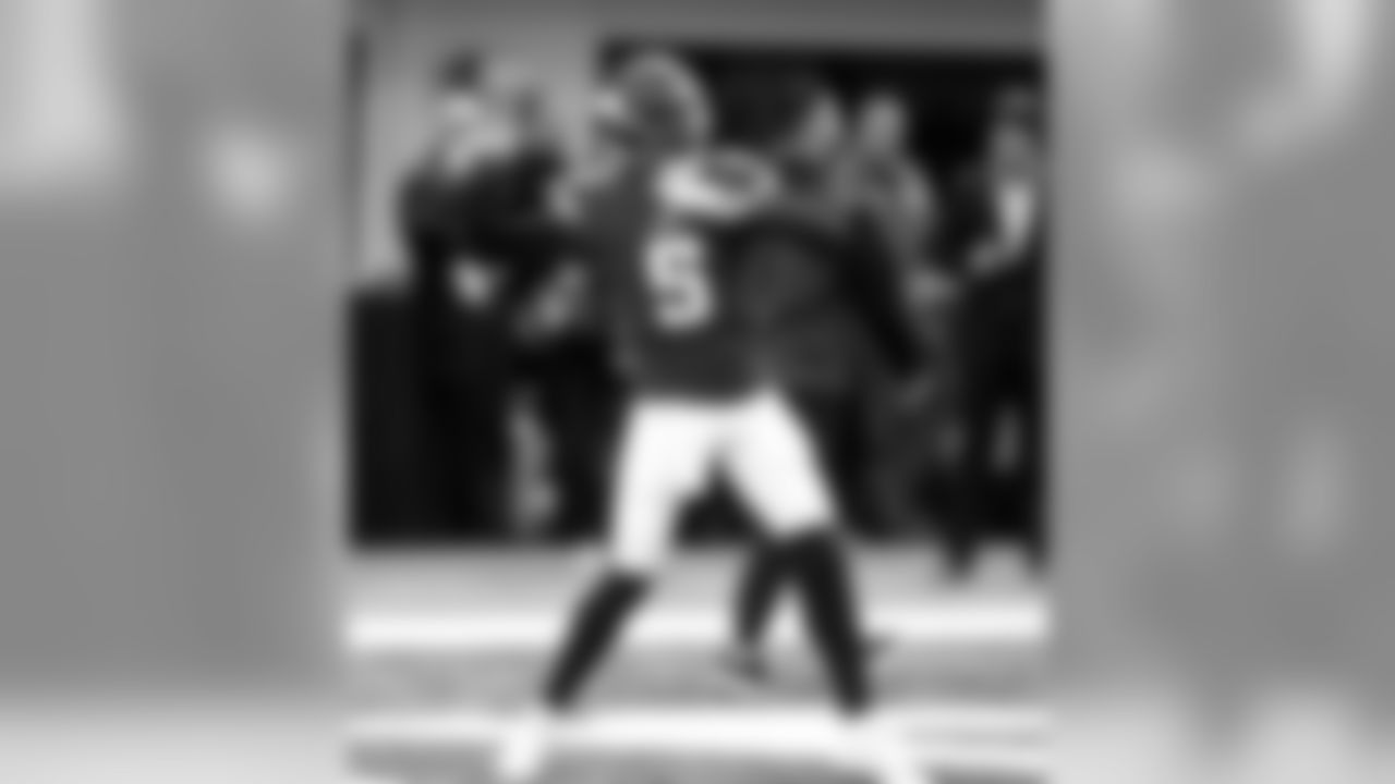 Minnesota Vikings quarterback Teddy Bridgewater warms up before an NFL football game against the Los Angeles Rams, Sunday, Nov. 19, 2017, in Minneapolis. (AP Photo/Jim Mone)