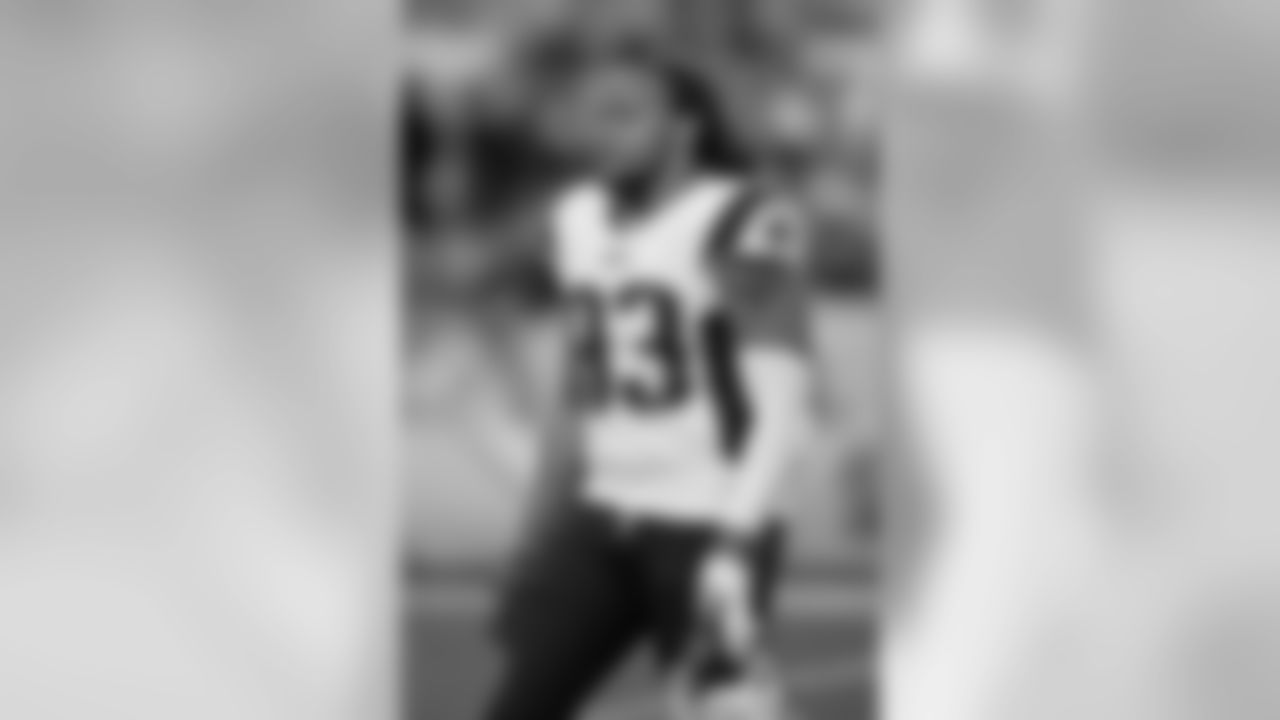 New England Patriots defensive lineman Jabaal Sheard (93) looks on as he walks off the playing field during a week 7 NFL football game against the Pittsburgh Steelers, Sunday, Oct 23, 2016, in Pittsburgh. The Patriots won 27-16. (Scott Boehm via AP)