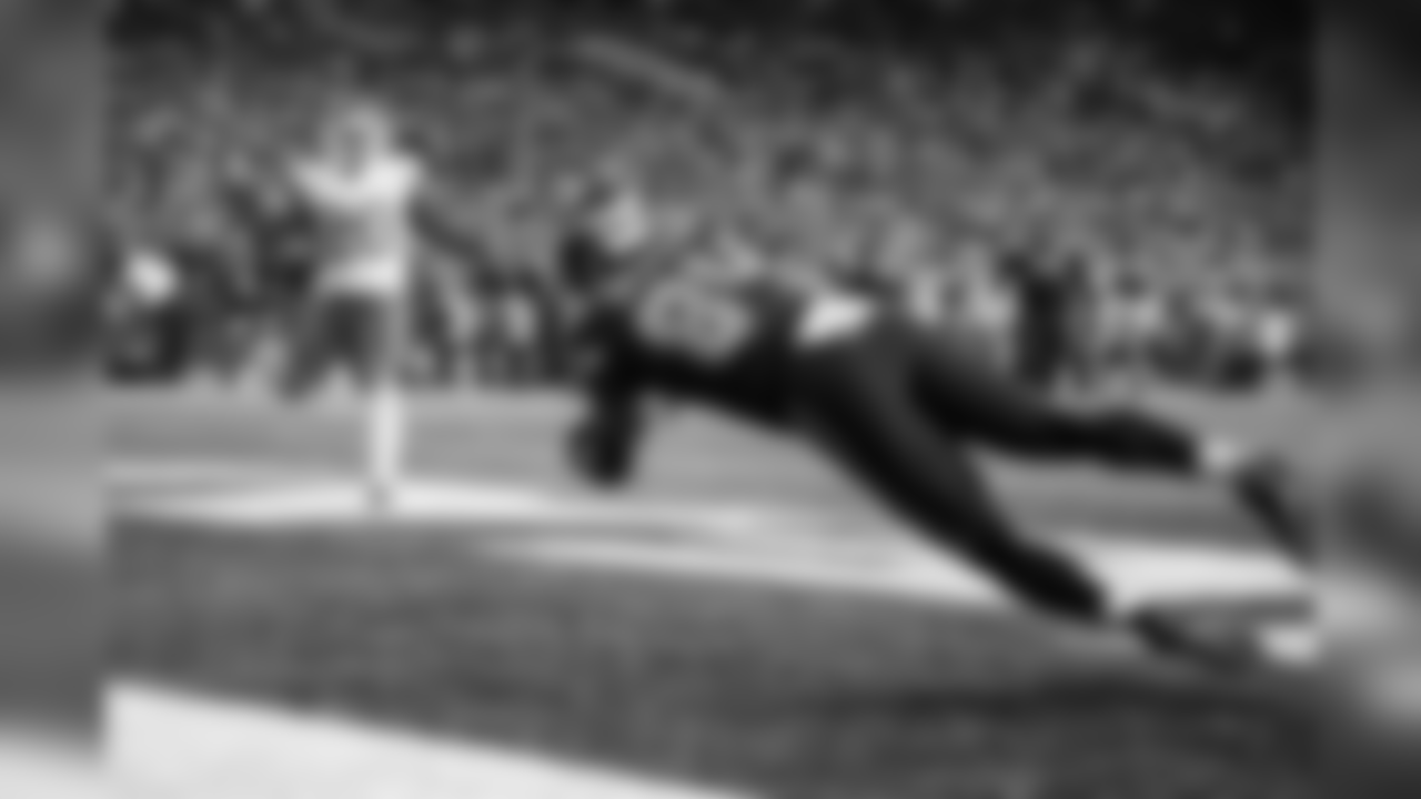 Seattle's Ed Dickson dives across the middle to corral a touchdown pass from Russell Wilson in the third quarter.