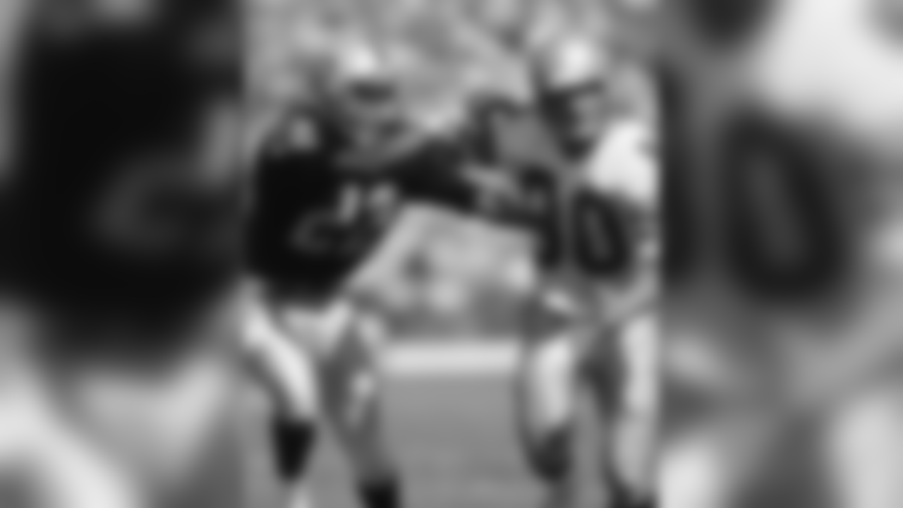 Seattle Seahawks Hall of Fame wide receiver Steve Largent (80) is covered by Los Angeles Raiders Hall of Fame cornerback Mike Haynes (22) during an NFL game, Oct. 7, 1984. The Raiders defeated the Seahawks 28-14. (AP Photo/NFL Photos)