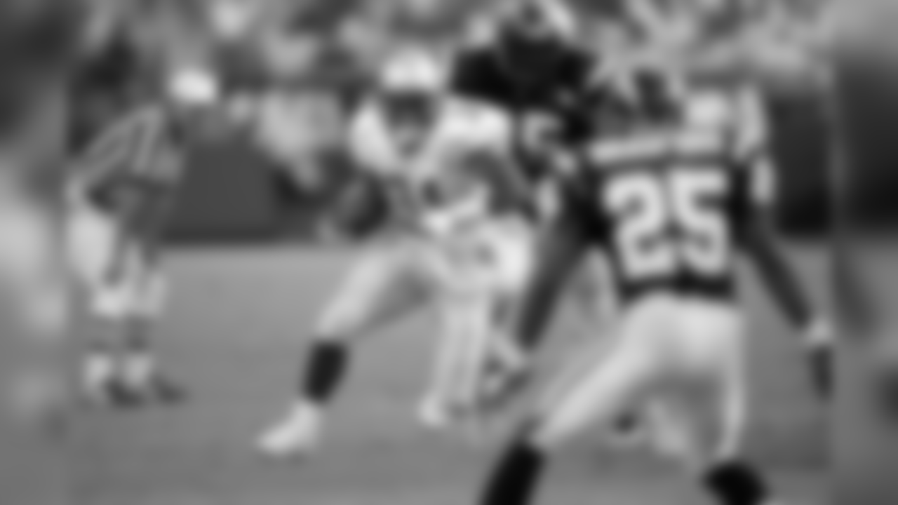 Seattle Seahawks running back Steve Broussard runs for yardage against the San Diego Chargers during an NFL football game on November 9, 1997 in San Diego, California. The Seahawks won 37-31. (AP Photo/G. Newman Lowrance)
