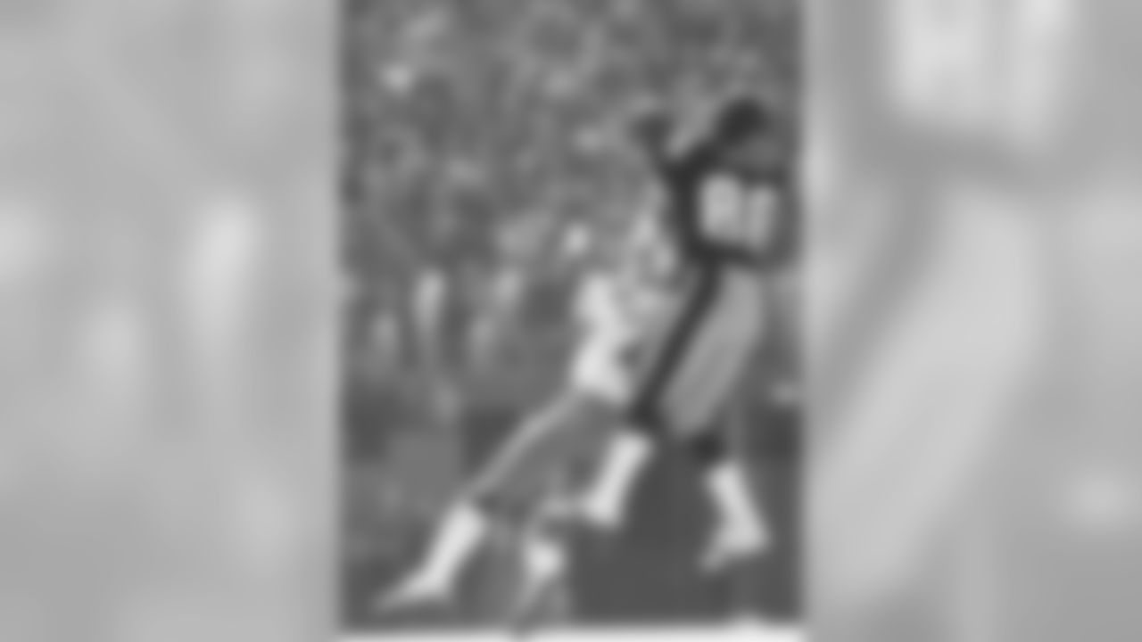 Pro Football Hall of Fame and Pittsburgh Steelers wide receiver Lynn Swann (88) making a highlight catch over Dallas Cowboys defensive back Mark Washington (46) in the Steelers 21-17 victory over the Cowboys in Super Bowl X on January 18, 1976 at the Oran Super Bowl X - Dallas Cowboys vs Pittsburgh Steelers - January 18, 1976 (AP Photo/NFL Photos)