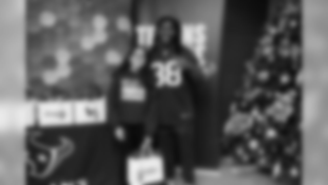 0186_TexansTeenClubHolidayParty_120418_MCW