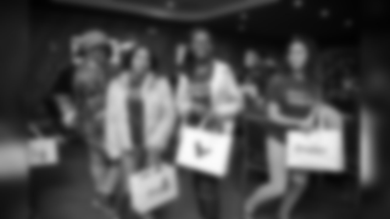 0257_TexansTeenClubHolidayParty_120418_MCW