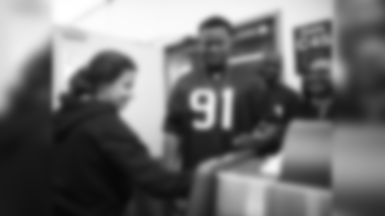 An image from the March 21, 2019 corporate development event at IAH in which Texans players, cheerleaders and TORO visited United Airlines workers and participated in airline operational activities.