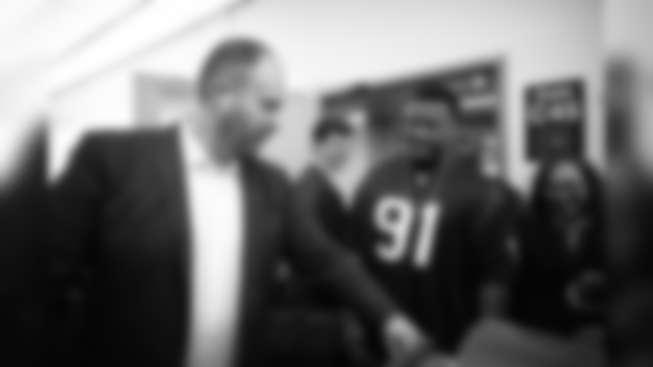 An image from the March 21, 2019 corporate development event at IAH in which Texans players, cheerleaders and TORO visited United Airlines workers and participated in airline operational activities.