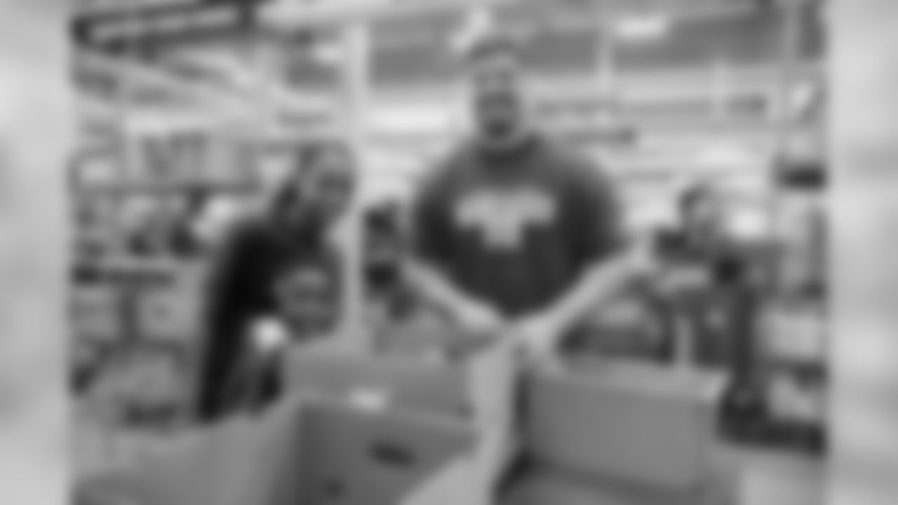 0102_TexansVolunteerDay_051119_MCW