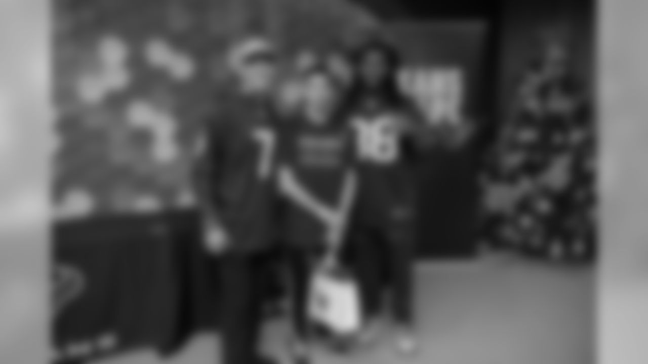 0235_TexansTeenClubHolidayParty_120418_MCW