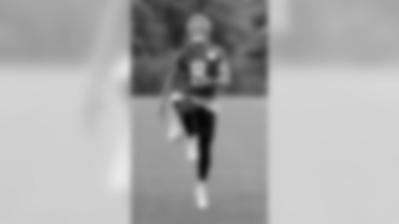 Tennessee Titans quarterback Marcus Mariota warms up during NFL football minicamp Wednesday, June 13, 2018, in Nashville, Tenn. (AP Photo/Mark Humphrey)
