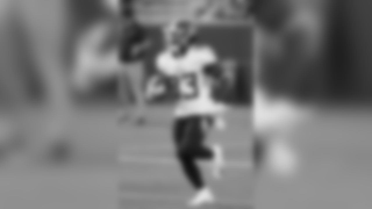 Tennessee Titans' Dion Lewis warms up before a preseason NFL football game against the Green Bay Packers Thursday, Aug. 9, 2018, in Green Bay, Wis. (AP Photo/Matt Ludtke)