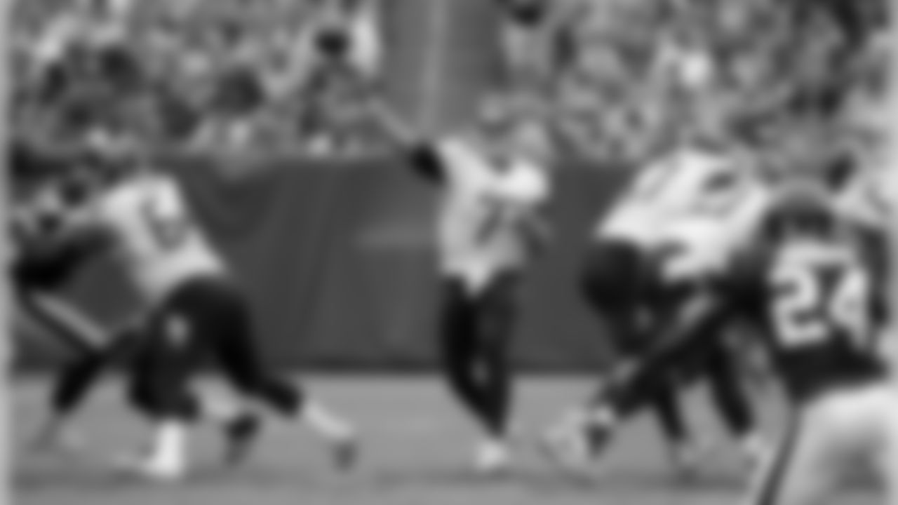 Tennessee Titans quarterback Blaine Gabbert (7) passes against the Houston Texans in the second half of an NFL football game Sunday, Sept. 16, 2018, in Nashville, Tenn. (AP Photo/James Kenney)