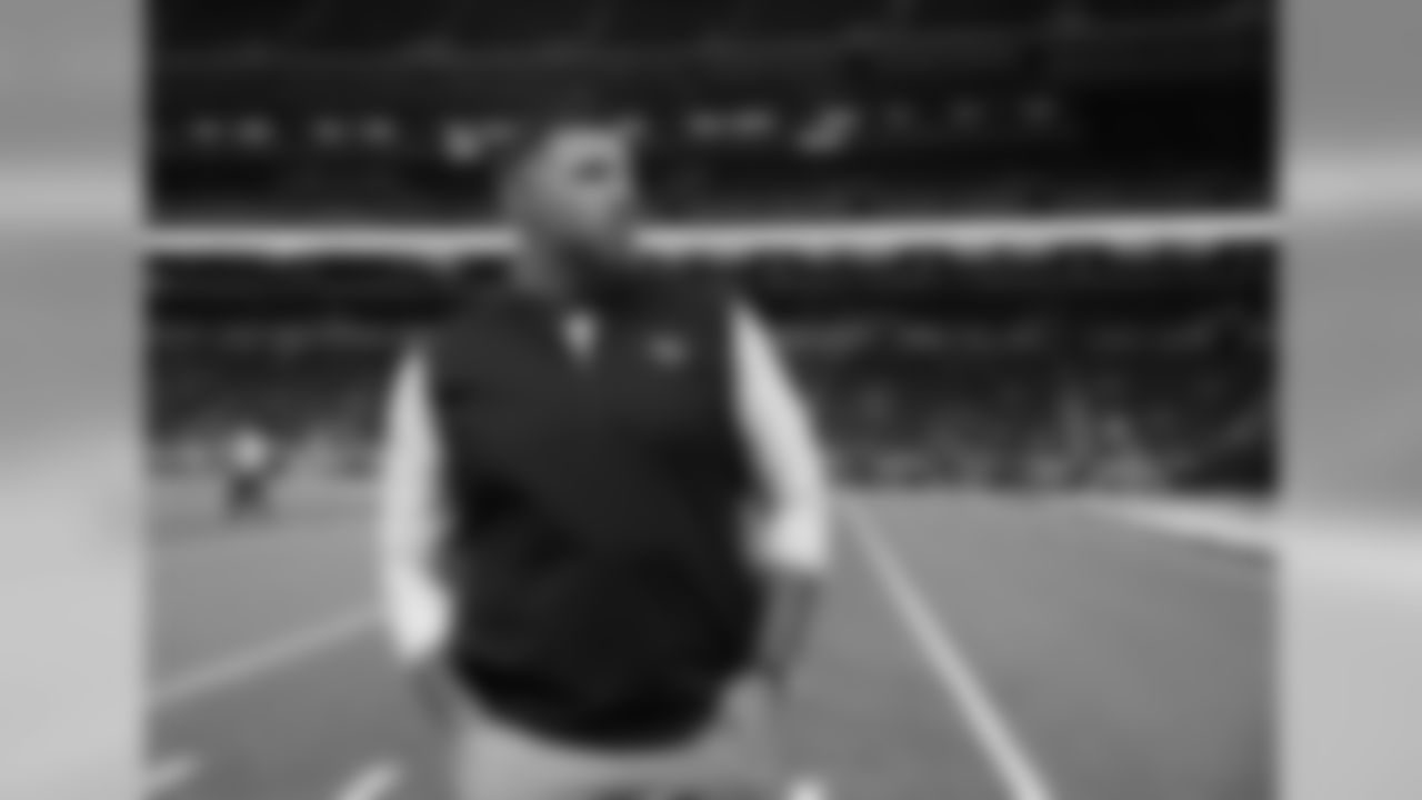 Tennessee Titans head coach Mike Vrabel watches as the Titans warm up before an NFL football game between the Indianapolis Colts and the Tennessee Titans, Sunday, Nov. 18, 2018, in Indianapolis. (AP Photo/Jeff Roberson)