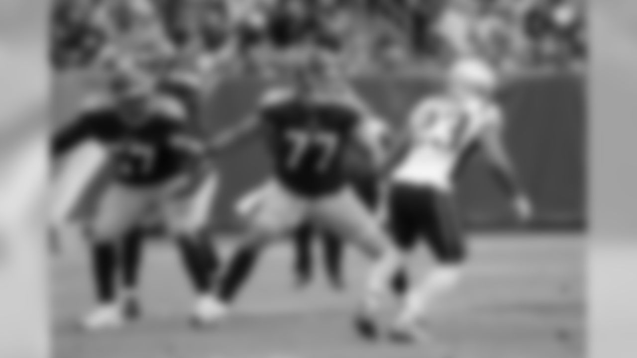 Tennessee Titans offensive tackle Taylor Lewan (77) plays against the New England Patriots in the first half of an NFL football game Sunday, Nov. 11, 2018, in Nashville, Tenn. (AP Photo/James Kenney)