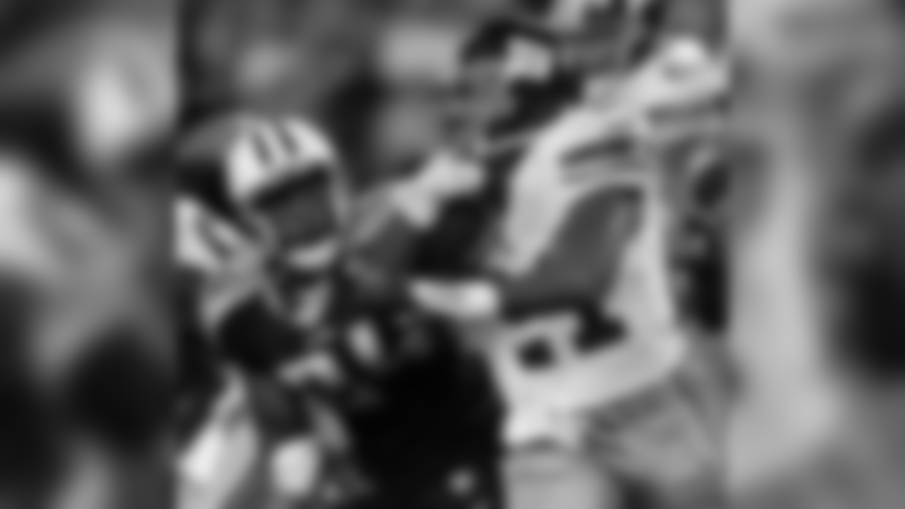 New York Giants running back Tiki Barber (21) protects the ball from Tennessee Titans safety Chris Hope (24) in the third quarter of an NFL football game in Nashville, Tenn., Sunday, Nov. 26, 2006. (AP Photo/John Russell)