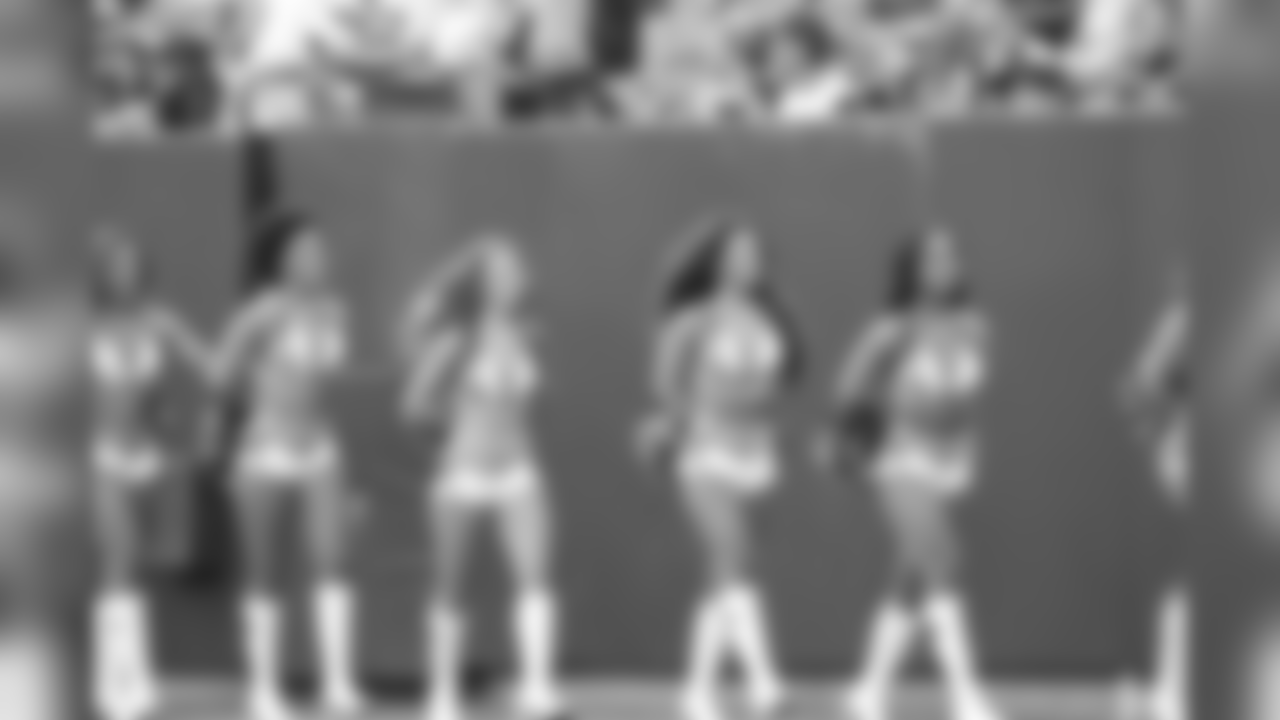 cheerleaders-180814-scrimmage241532