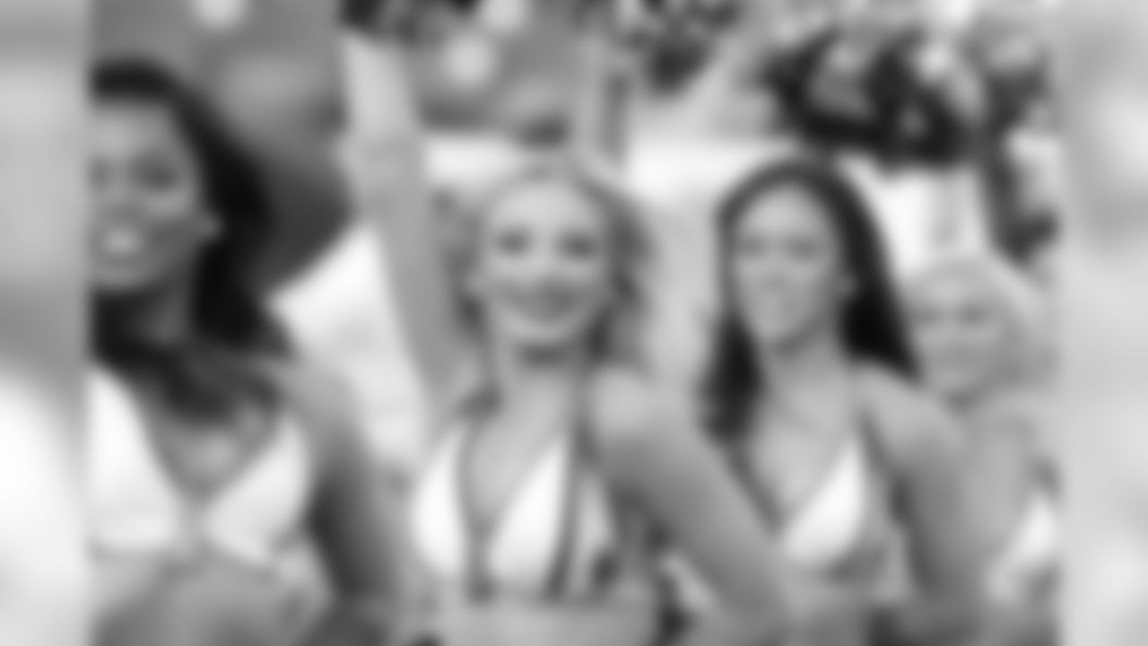 titans2018bucscheer244485