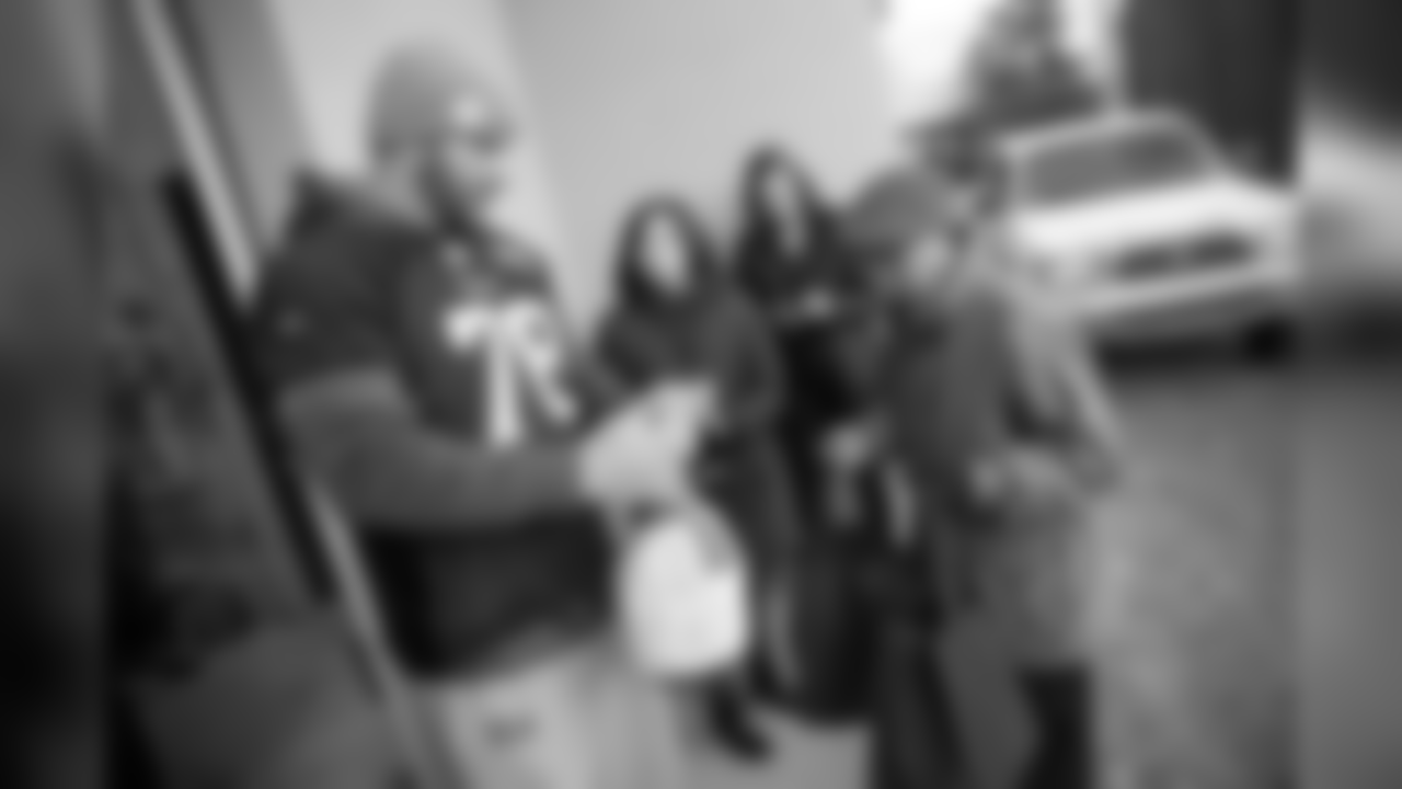 2018_1113_CR_ThanksgivingMealDonation_0021