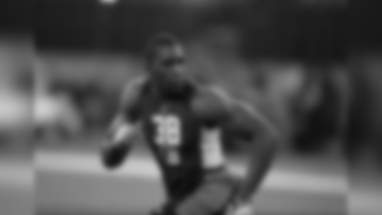 DE <forge-entity title="Stephen Weatherly" slug="stephen-weatherly" code="player">Stephen Weatherly</forge-entity>