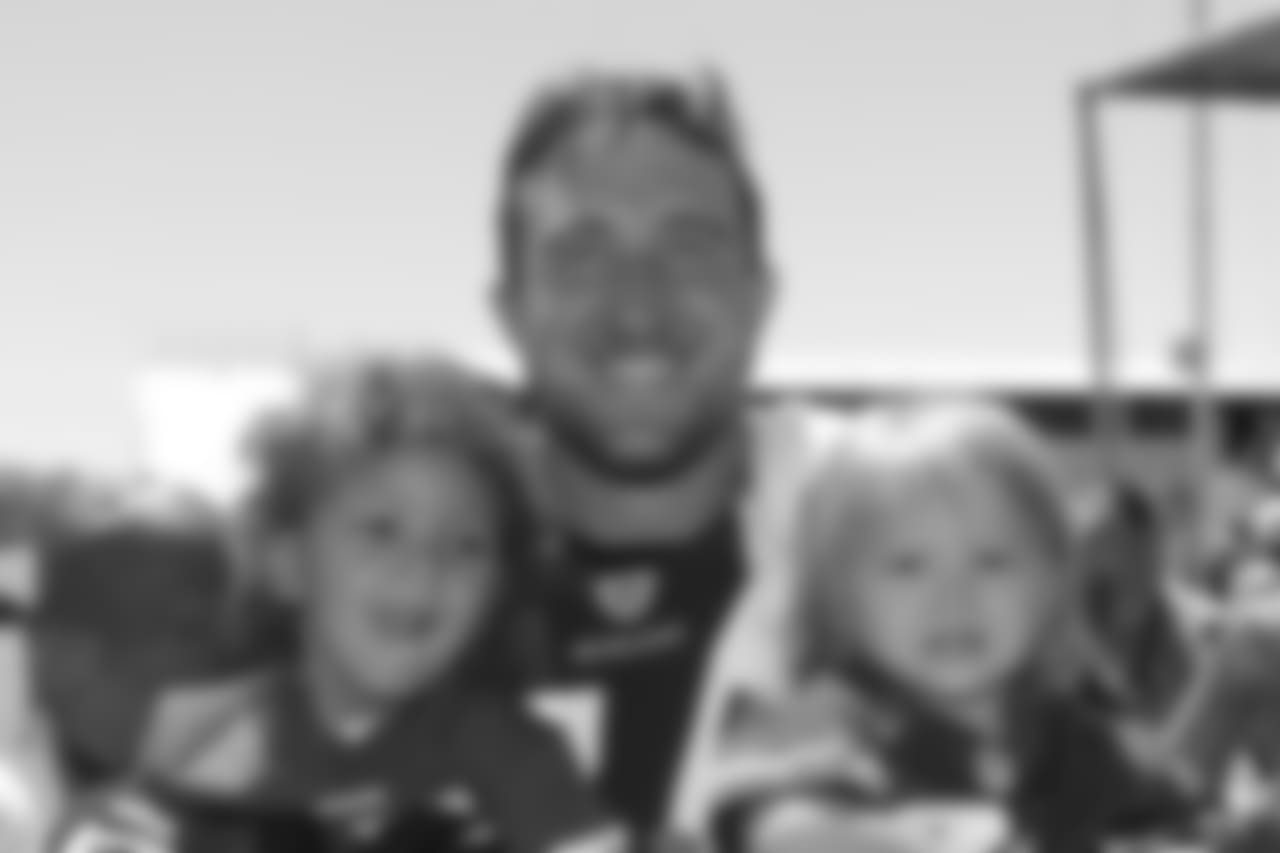 T Joe Staley
Day 9: Help A Mother Out, House of Grace, Heritage House, Next Door Solutions, WANDA and Oakland Elizabeth House Hosted by Offensive Line