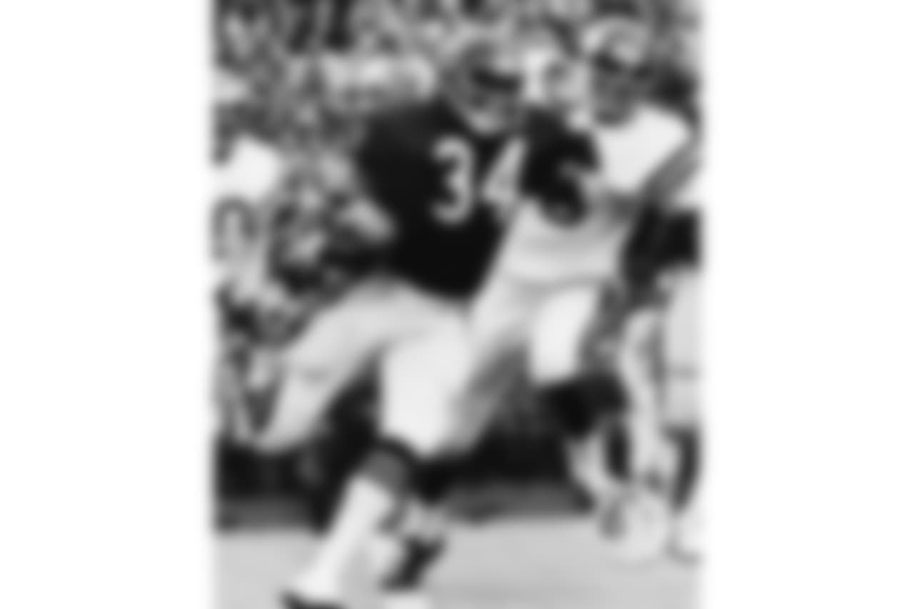 4. Bears 10, Vikings 7 - November 20, 1977. The flu almost stopped Walter Payton on this humid November afternoon, but the Vikings sure didn't. Payton ran 40 times for 275 yards and the game's only offensive touchdown. At the time it was the most rushing yards in a game in NFL history, though since then four players have eclipsed that mark.