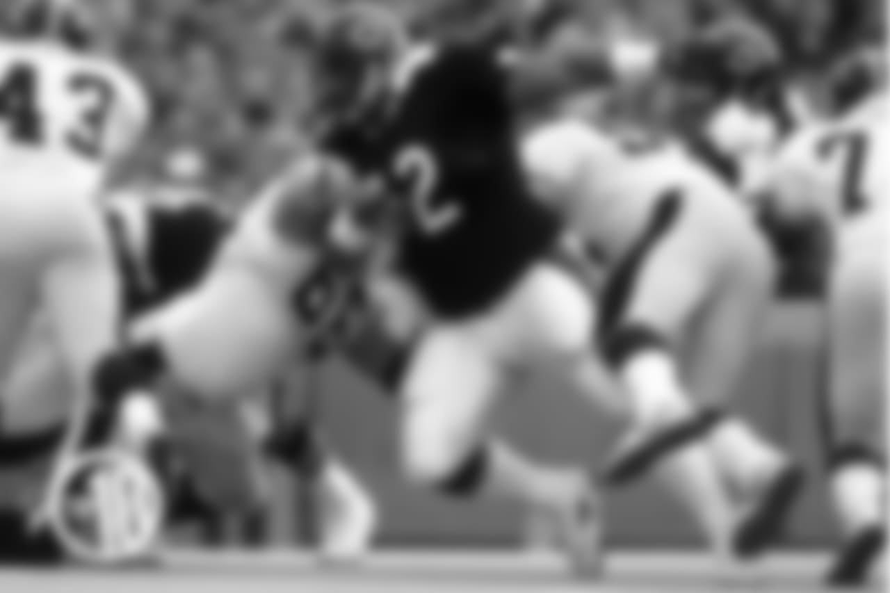 3. William "Refrigerator" Perry
Stopping the Fridge with a full head of steam was a daunting task; just ask former Packers linebacker George Cumby, who was obliterated by a Perry block in a 1985 Monday night game.
