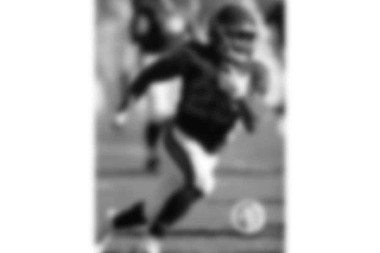 7. Tarik Cohen:
Second-year running back Tarik Cohen will look to add to his resume from his rookie year. In his debut season, Cohen averaged 4.3 yards per carry on 87 touches and scored three touchdowns. He scored fantasy owners 91.14 points during the year. Even as the second-string back to Jordan Howard, Cohen will still get his fair share of carries this season and will be used to catch passes out of the backfield, potential PPR points to push you past your fantasy opponent on Sunday.