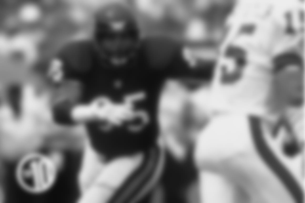 7. Richard Dent
Combining a blistering fast first step with pure power, Dent was an explosive pass rusher who helped lead the Bears to a Super Bowl title while becoming their all-time leading sacker.