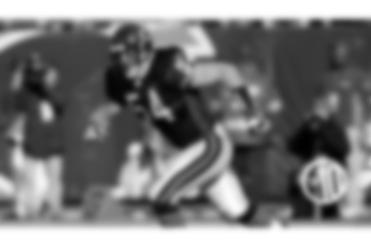 4. Brian Urlacher
An explosive athlete and devastating hitter, Urlacher possessed a rare combination of speed and power that will land him in the Pro Football Hall of Fame next month.