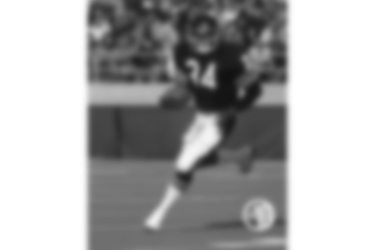 8. Walter Payton, 1975 - 679 yards. The future Hall of Famer didn't find immediate success, averaging 52.2 yards per game as a rookie. Payton was a standout kick returner as a rookie, leading the NFL with a 31.7 yards per return average.